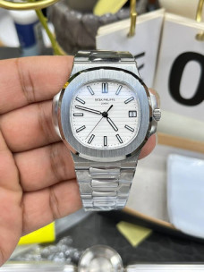 Patek Philippe Nautilus 40 — сніжно-білий циферблат