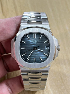 Patek Philippe Nautilus — синій циферблат