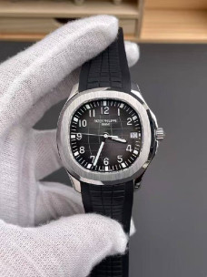 Patek Philippe Aquanaut — чорний рельєфний циферблат