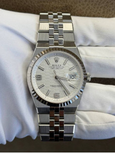 Rolex Land-Dweller 40 — білий фактурний циферблат